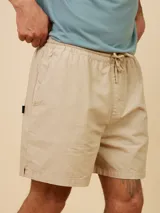 Short de gabardina color beige, con cintura elástica y cordón ajustable. Cuenta con bolsillos laterales y un corte recto cómodo.