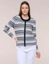 Cardigan de tejido de punto acanalado con diseño de rayas horizontales en tonos negro, blanco y gris, escote redondo y cierre frontal completo con cremallera.