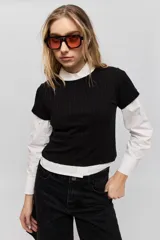 Remera de manga corta confeccionada en tejido de rib, con cuello redondo y ajuste al cuerpo.