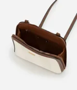 Cartera bandolera pequeña con estampado de rayas verticales en tonos beige y blanco, con detalles en marrón. Tiene cierre de cremallera, asa de cadena dorada y correa de cuero sintético marrón.