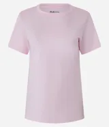 Remera básica de cuello redondo y manga corta, confeccionada en algodón peruano de alta calidad. Presenta un diseño liso y versátil, ideal para uso diario.