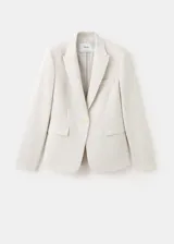 Blazer sastre entallado color beige, con cuello en pico, solapas de muesca, manga larga y bolsillos con solapa en la parte delantera.