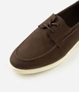Zapato dockside para hombre de Viko, confeccionado en material sintético con acabado simil gamuza en color marrón. Diseño clásico con cordones, punta redondeada, costura visible en la capellada y suela de goma termoplástica en color blanco.