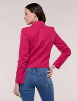 Blazer corto fucsia de corte entallado, con cuello solapa clásico, cierre frontal cruzado con doble botonadura a contraste, hombreras y mangas largas.