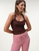 Top halter de tela rib color rosado, con corte entallado y espalda descubierta.
