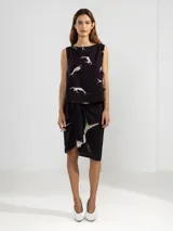 Pareo negro con estampado de figuras humanas en color crema.