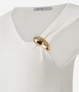 Blusa de punto color crudo, con escote en V y mangas asimétricas: un lado con manga corta y otro musculosa. Tiene un adorno metálico dorado en el bretel.