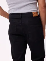 Jean de corte recto en color azul claro, con diseño clásico de cinco bolsillos, cierre frontal con botón y costuras reforzadas.