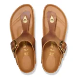 Sandalias Birkenstock modelo Gizeh Big Buckle de cuero color marrón cognac, diseño de tiras con separación para el dedo, hebilla metálica grande dorada y suela anatómica de corcho.