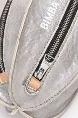 Riñonera plateada con doble cierre de cremallera y correa ajustable color naranja con logo de la marca.