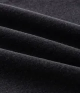 Pantalón de jean negro de corte super baggy, con tiro medio, diseño holgado y bolsillos funcionales.