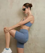 Short ciclista Get Over de microfibra color verde oscuro, de tiro alto y diseño ajustado con bolsillos laterales funcionales.