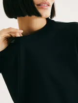 Camiseta de corte ajustado, color negro, con cuello redondo y mangas cortas.