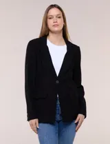 Blazer de silueta semientallada confeccionado en sastrería liviana de corte fluido, color negro, con solapa muesca clásica, cierre frontal de un solo botón, bolsillos frontales con solapa y mangas largas con puños de detalle abotonado.