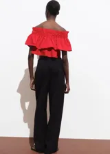 Top crop rojo de algodón, con diseño palabra de honor, escote fruncido elástico y detalle de volante superpuesto en el pecho.
