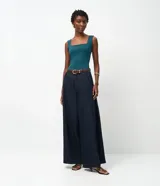 Blusa básica sin mangas marca Cortelle, confeccionada en poliamida con elastano. Presenta un diseño ajustado al cuerpo con escote cuadrado tanto en el frente como en la espalda y breteles medianos.