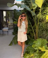 Minifalda color beige confeccionada en cuero ovino italiano, de corte recto y estilo "roto".