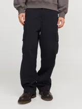 Pantalón cargo de corte amplio y tiro medio, confeccionado en sarga de algodón resistente. Presenta bolsillos laterales tipo cargo, bolsillos delanteros y traseros, cierre con cremallera y diseño de pierna ancha.