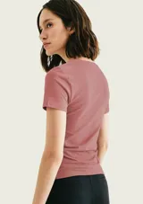 Remera básica de manga corta, color blanco, con escote en V y diseño entallado al cuerpo.