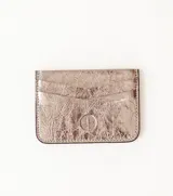 Tarjetero color cobre con textura craquelada y logo en relieve.