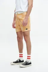 Shorts de baño celestes con estampado de cachemir en blanco y cintura blanca con cordón ajustable.