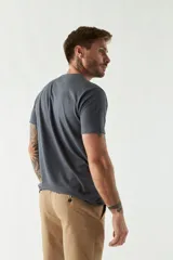 Remera gris de algodón con bolsillo en el pecho con estampado de hojas.