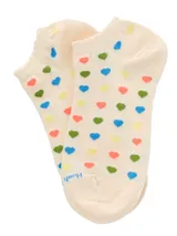 Medias cortas de color crema con estampado de corazones pequeños en colores azul, verde, amarillo y naranja. Presentan un puño con borde ondulado y logo de la marca en la puntera.