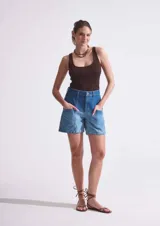 Bermuda de jean azul con degradé en blanco, de corte recto y tiro medio.