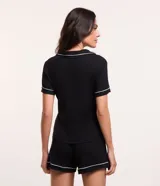 Pijama americano corto marca Lov de color negro, confeccionado en viscolycra. Incluye una blusa de manga corta con cuello, cierre delantero de botones y detalles de vivo contrastante, y un short con cintura elástica y vivo a juego en el ruedo.