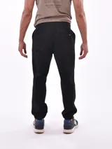 Pantalón jogger de color azul marino, con cordón ajustable en la cintura y puños elásticos en los tobillos.