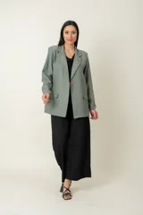 Blazer italiano negro de lino y viscosa, modelo suelto con botón de pasta.