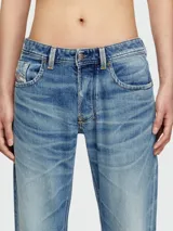 Pantalón de jean Diesel modelo 1985, corte regular, color celeste con efecto de desgaste.