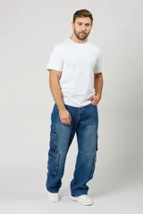 Jean baggy cargo azul de corte amplio, con múltiples bolsillos laterales tipo cargo en las piernas y diseño relajado.