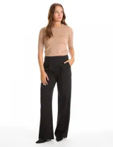Pantalon palazzo de tiro alto con pinzas frontales, bolsillos laterales funcionales y bolsillos traseros ojal simulados. Presenta una silueta fluida y relajada con pretina lisa y pasadores para cinturón.