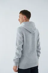 Buzo de algodón color marrón con capucha, bolsillo tipo canguro, mangas largas y logo estampado en el pecho.