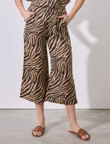 Pantalón capri de lino con estampado animal print de cebra, pretina ancha elastizada y bolsillos inclinados.