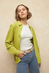 Camisa de manga larga color rosa con cuello clásico y frunces en los hombros.