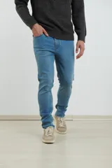 Pantalón de jean celeste, corte skinny, con bolsillos delanteros y traseros.