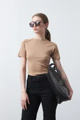 Remera de manga corta con cuello redondo a la base, de calce clásico y diseño minimalista.