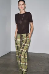 Top de manga corta color beige claro, con cuello redondo y textura de tejido de punto fino.