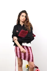 Falda corta de diseño versátil, confeccionada en tejido elástico con estampado de rayas verticales en tonos amarillo y bordó. Presenta un corte ajustado y adaptable que permite su uso como prenda superior o inferior.