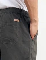 Bermuda verde de corte recto.