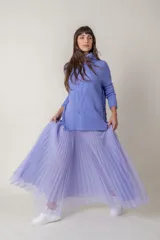 Pollera larga plisada de tul color lavanda, con cintura elástica.