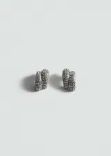 Pendientes cortos tipo argolla con diseño doble, completamente recubiertos de cristales facetados brillantes.