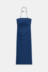 Vestido midi de escote recto con cuello halter y aplicación metálica tipo choker. Presenta frunces laterales en el delantero, abertura en la espalda y cierre con cremallera oculta.