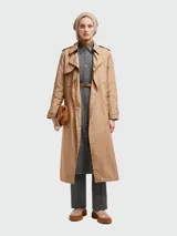 Gabardina de plumas color beige, con capucha, cierre frontal con botones y cinturón ajustable.