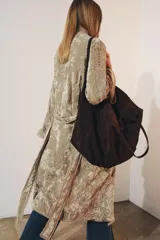 Kimono de terciopelo con cuello solapa y manga larga. Presenta bordados a tono en toda la prenda, cinturón ajustable del mismo tejido y acabados desflecados. Incluye forro interior.