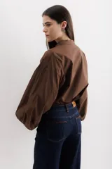 Camisa color borgoña de algodón con elastano, cuello mao y mangas largas abullonadas.