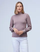 Blusa combinada marca Tahari, con torso de modal y mangas de gasa.