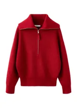 Jersey de punto color rojo, con cuello solapa y cierre frontal parcial de cremallera, de manga larga y diseño holgado.